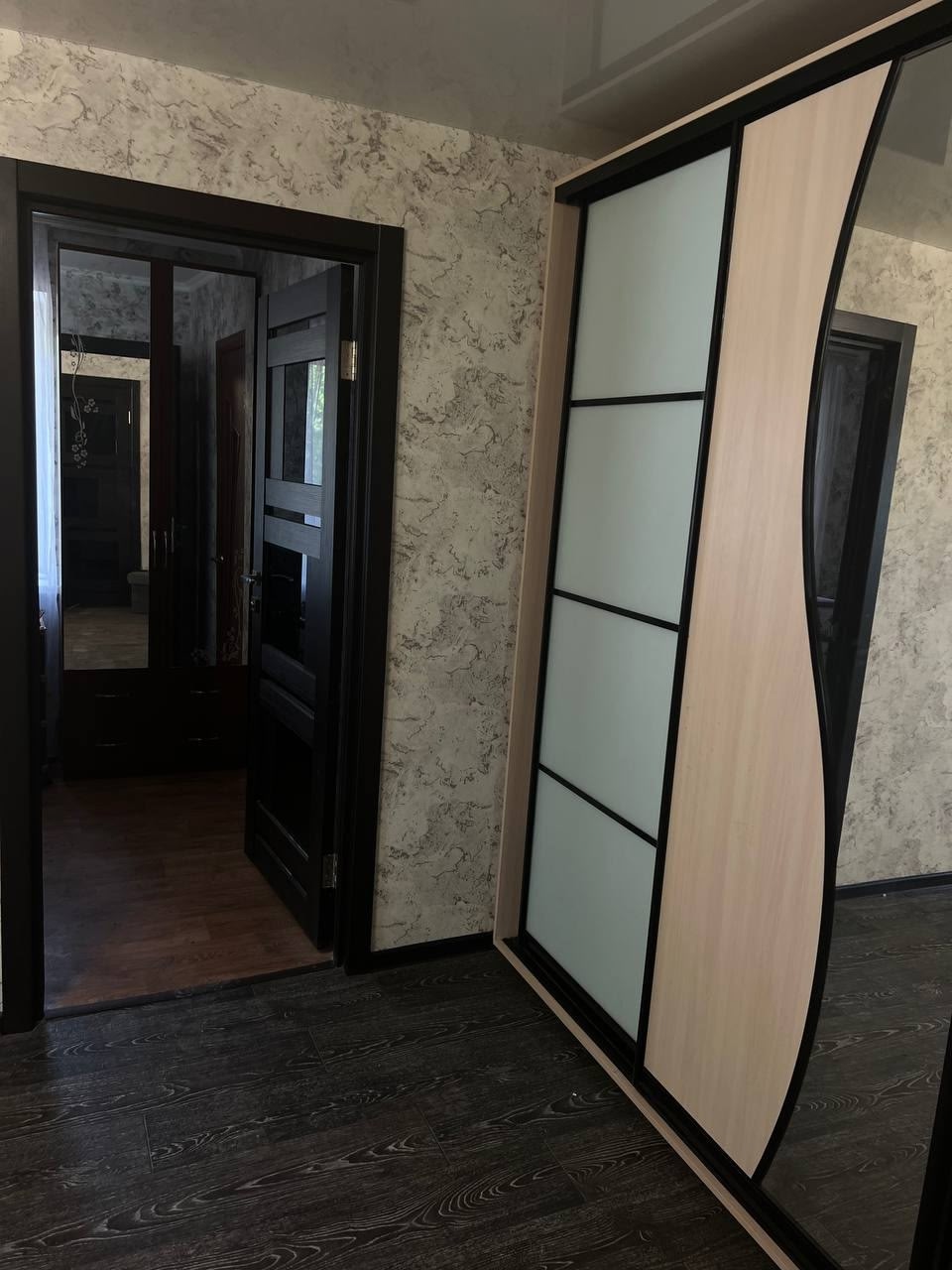 Продам двухкомнатную квартиру г. Луганск , кв.Ватутина, частично с мебелью, от хозяина, без посредников, цена 7 млн рублей, тел. +79081993425